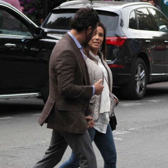 Eva Longoria et son chéri José, à Mexico, le 27 novembre 2015