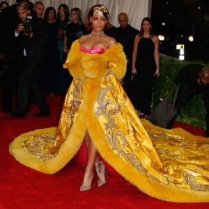 Rihanna assiste au MET Gala 2015 au Metropolitan Museum of Art, habillée d'une robe couture Guo Pei et de sandales Christian Louboutin (modèle Muse Lamé). New York, le 4 mai 2015.