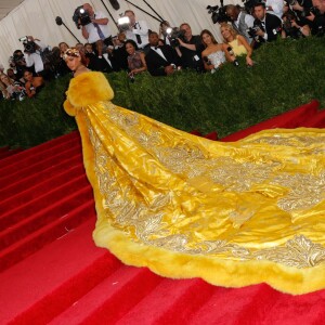 Rihanna assiste au MET Gala 2015 au Metropolitan Museum of Art, habillée d'une robe couture Guo Pei et de sandales Christian Louboutin (modèle Muse Lamé). New York, le 4 mai 2015.