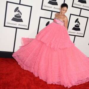 Rihanna assiste aux 57e Grammy Awards à Los Angeles, habillée d'une robe haute couture Giambattista Valli (collection printemps-été 2016). Le 8 février 2015.