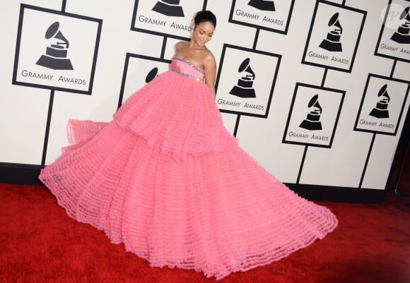 Rihanna assiste aux 57e Grammy Awards à Los Angeles, habillée d'une robe haute couture Giambattista Valli (collection printemps-été 2016). Le 8 février 2015.