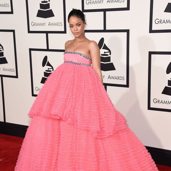 Rihanna assiste aux 57e Grammy Awards à Los Angeles, habillée d'une robe haute couture Giambattista Valli (collection printemps-été 2016). Le 8 février 2015.