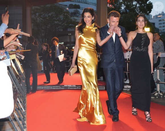 Amal Clooney assiste à l'avant-première du film "Tomorrowland" à Tokyo, habillée d'une robe dorée Maison Margiela. Le 25 mai 2015.