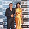 George et Amal Clooney, habillée d'une robe dorée Maison Margiela, assistent à l'avant-première du film "Tomorrowland" à Tokyo. Le 25 mai 2015.
