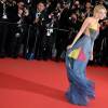 Sienna Miller, habillée d'une robe haute couture Valentino (collection printempsé-été 2015) sur les marches du Palais des Festivals, à Cannes. Le 16 mai 2015.