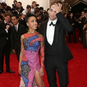 FKA twigs et Robert Pattinson assistent au Met Gala 2015 au Metropolitan Museum of Art à New York, le 4 mai 2015.