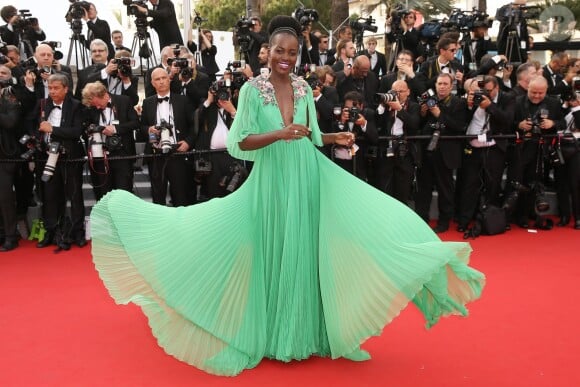 Lupita Nyong'o en robe Gucci - Montée des marches du film "La Tête Haute" pour l'ouverture du 68e Festival du film de Cannes. Le 13 mai 2015.