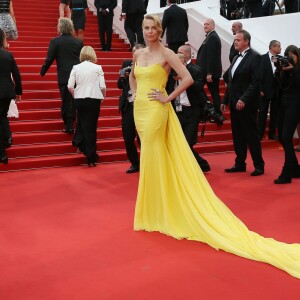 Charlize Theron en robe haute couture Christian Dior et bijoux Chopard - Montée des marches du film "Mad Max : Fury Road" lors du 68 ème Festival International du Film de Cannes, à Cannes le 14 mai 2015.