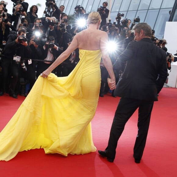 Charlize Theron et son fiancé Sean Penn - Montée des marches du film "Mad Max : Fury Road" lors du 68 ème Festival International du Film de Cannes, à Cannes le 14 mai 2015.