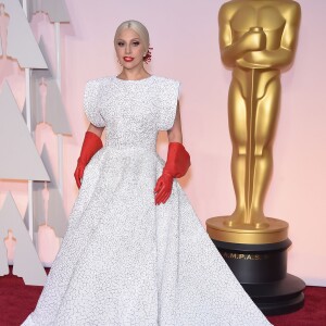 Lady Gaga en robe et gants Alaïa et bijoux Lorraine Schwartz - 87ème cérémonie des Oscars à Hollywood le 22 février 2015.