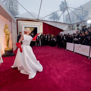 Lady Gaga en robe et gants Alaïa et bijoux Lorraine Schwartz - 87ème cérémonie des Oscars à Hollywood le 22 février 2015.