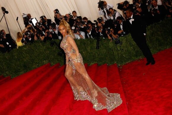 Beyoncé habillée d'une robe haute couture Givenchy par Riccardo Tisci et accompagnée de son mari Jay Z - MET Gala 2015 au Metropolitan Museum of Art, New York, le 4 mai 2015.