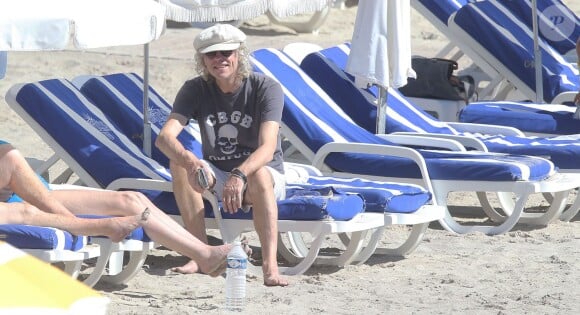 Bob Geldof et ses filles, Pixie Geldoff et son compagnon George Barrett, et Fifi à la plage à Rayol Canadel au lendemain de son mariage avec Jeanne Marine dans le sud de la France - Le 20 septembre 2015