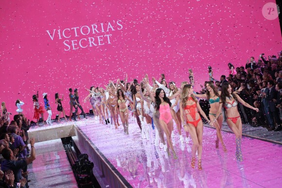 Les Anges mènent le final du défilé Victoria's Secret 2015 à New York, le 10 novembre 2015.