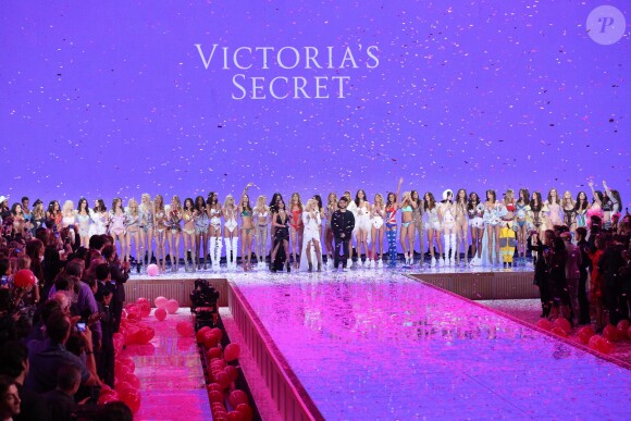 Selena Gomez, Ellie Goulding, The Weeknd et les mannequins du défilé Victoria's Secret 2015 à New York, le 10 novembre 2015.