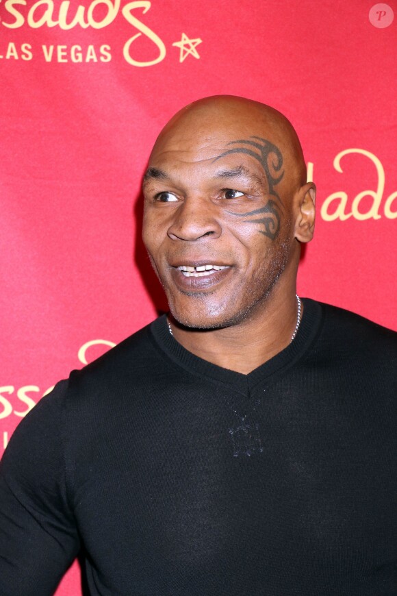 Mike Tyson inaugure en famille sa statue de cire au Madame Tussauds à Las Vegas, le 1er décembre 2015.