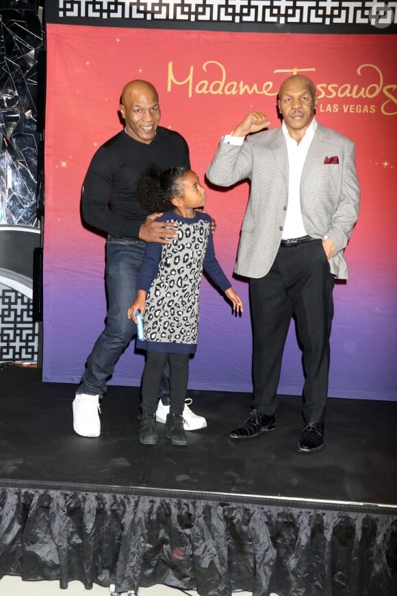 Mike Tyson inaugure en famille sa statue de cire au Madame Tussauds à Las Vegas, le 1er décembre 2015.