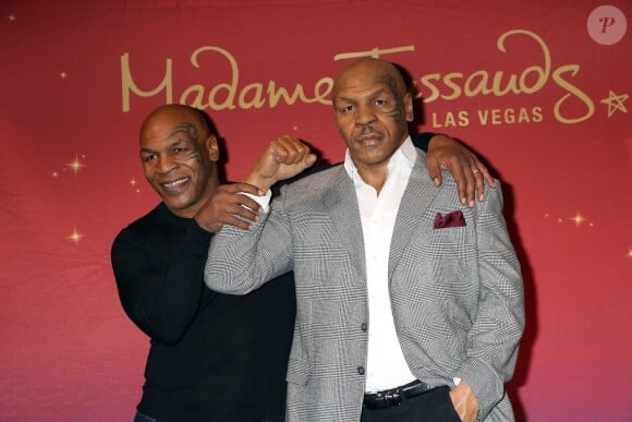 L'ex-boxeur Mike Tyson inaugure sa statue de cire au Madame Tussauds à Las Vegas, le 1er décembre 2015.