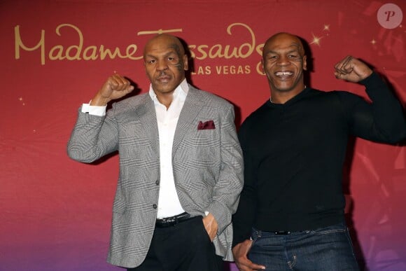 Mike Tyson inaugure en famille sa statue de cire au Madame Tussauds à Las Vegas, le 1er décembre 2015.