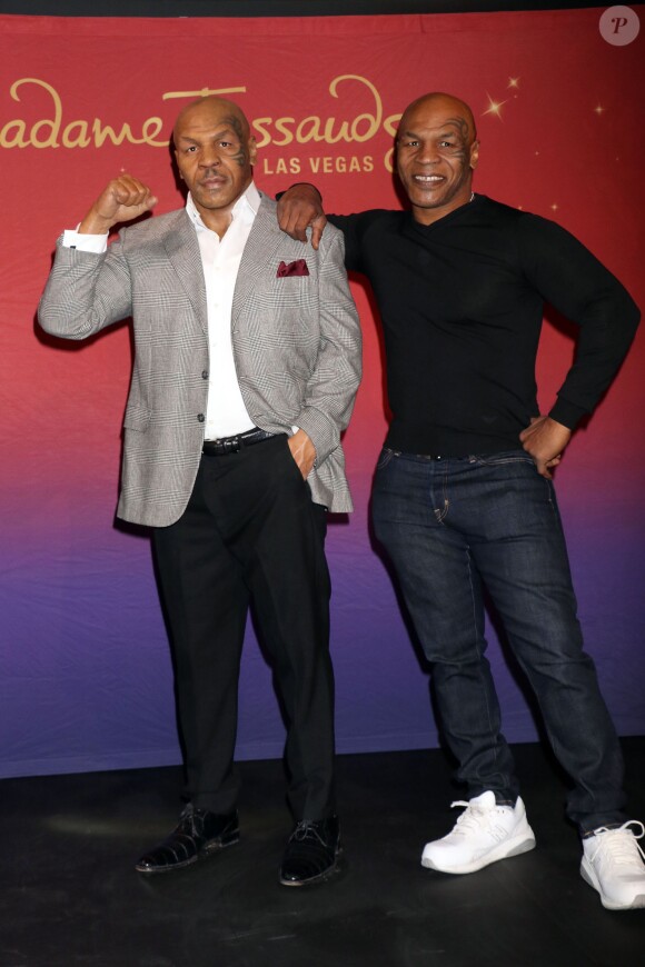 Mike Tyson inaugure en famille sa statue de cire au Madame Tussauds à Las Vegas, le 1er décembre 2015.