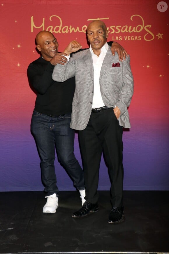 Mike Tyson inaugure en famille sa statue de cire au Madame Tussauds à Las Vegas, le 1er décembre 2015.