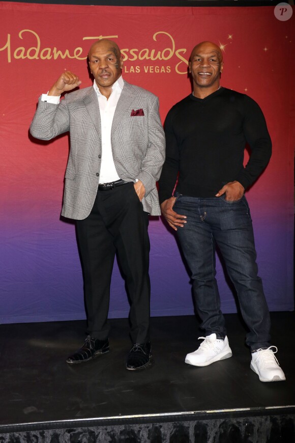 Mike Tyson inaugure en famille sa statue de cire au Madame Tussauds à Las Vegas, le 1er décembre 2015.