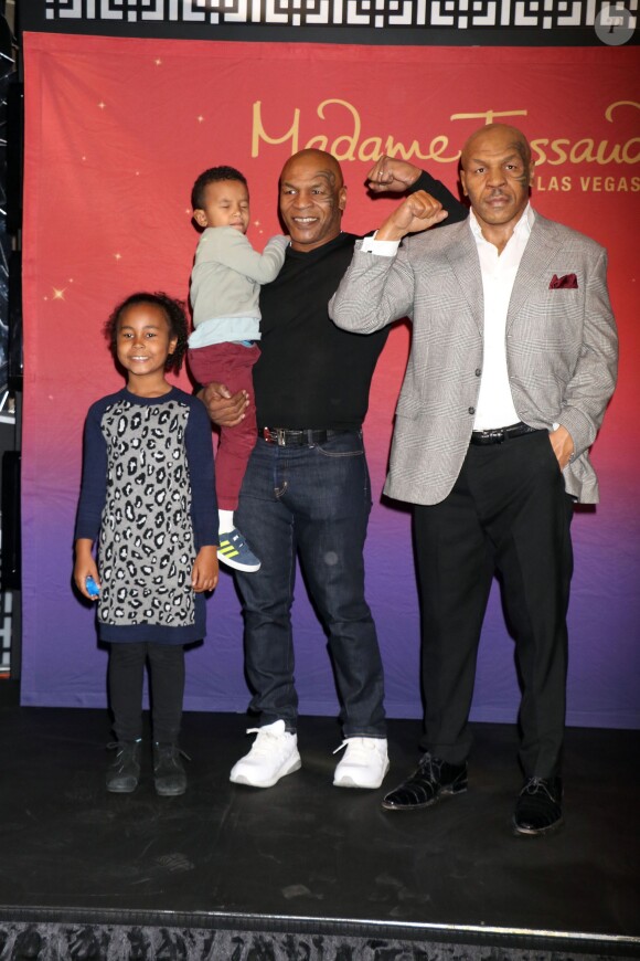 Mike Tyson inaugure en famille sa statue de cire au Madame Tussauds à Las Vegas, le 1er décembre 2015.