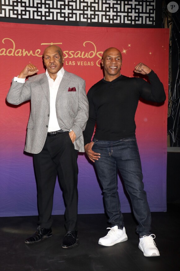 Mike Tyson inaugure en famille sa statue de cire au Madame Tussauds à Las Vegas, le 1er décembre 2015.