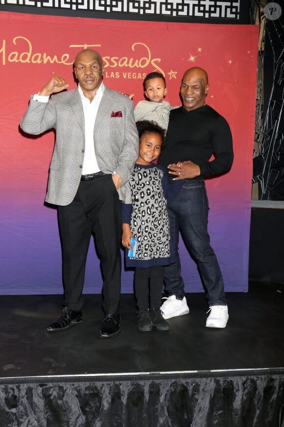 Mike Tyson inaugure en famille sa statue de cire au Madame Tussauds à Las Vegas, le 1er décembre 2015.