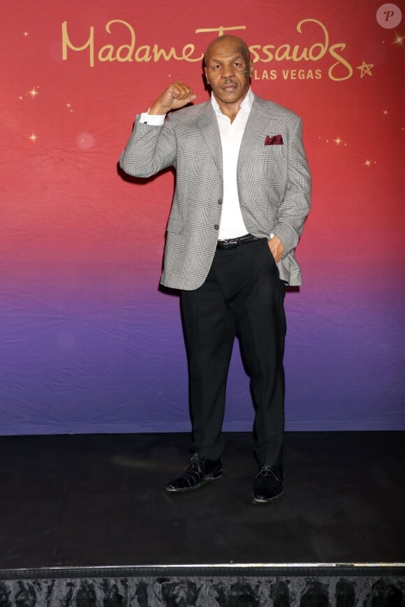 Mike Tyson inaugure en famille sa statue de cire au Madame Tussauds à Las Vegas, le 1er décembre 2015.