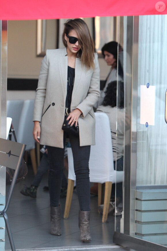 Jessica Alba quitte le restaurant Petrossian à Los Angeles, habillée d'un manteau Stella McCartney et chaussée de bottines IRO. L'actrice de 34 ans porte également un sac Tory Burch (modèle 797). Le 29 novembre 2015.