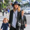 Jessica Alba et ses filles Honor et Haven sont allées au M Cafe à Beverly Hills. La maman star porte un manteau Joseph, une chemise rayée ATM, un jean Paige et des baskets Vans. Un sac Tory Burch (modèle 797) et un chapeau Maison Michel complètent sa tenue. Le 28 novembre 2015.