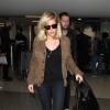 Ellie Goulding à l'aéroport de Los Angeles, porte une veste en cuir à franges (modèle Curtis) et des baskets Saint Laurent. Le 3 décembre 2015.
