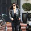 Kourtney Kardashian à Beverly Hills, porte une veste en cuir et des bottines Saint Laurent. Le 3 décembre 2015.