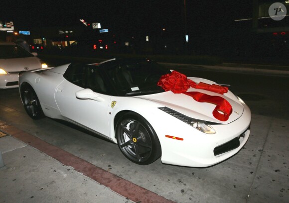 Son cadeau une Ferrari - Kylie Jenner fête ses 18 ans avec sa famille et ses amis à West Hollywood, le 9 août 2015. La soirée d'anniversaire a débuté au The Nice Guy pour aller se terminer au Bootsy Bellows où son compagnon le rappeur Tyga lui a fait la surprise de lui offrir une voiture de la marque Ferrari d'une valeur de 320 000 dollars.