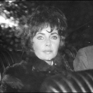 Elizabeth Taylor et Richard Burton à Paris (photo non datée)