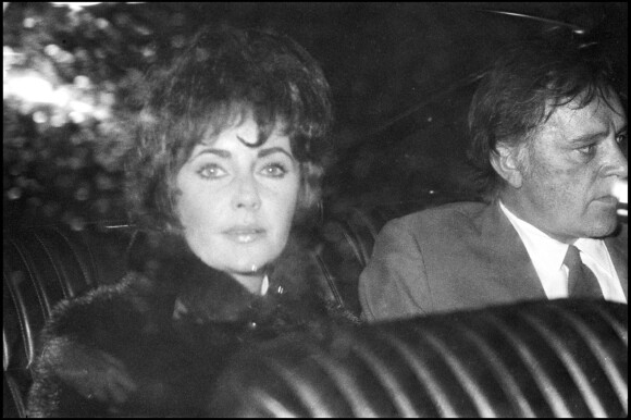 Elizabeth Taylor et Richard Burton à Paris (photo non datée)