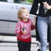 Alessandra Ambrosio se promène avec son fils Noah à Los Angeles le 3 décembre 2015.