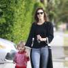 Alessandra Ambrosio se promène avec son fils Noah à Los Angeles le 3 décembre 2015.