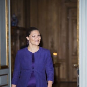 La princesse Victoria de Suède, enceinte, tout sourire en recevant le président afghan Ashraf Ghani, au palais royal de Stockholm, le 4 décembre 2015