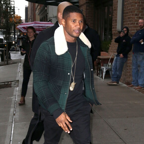 Usher à la sortie de son hôtel à New York, le 19 novembre 2015.