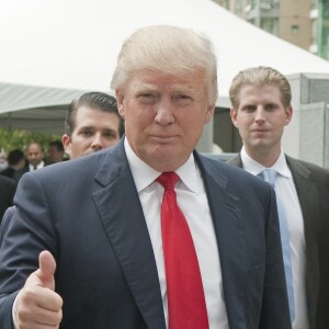 Donald Trump avec ses fils Eric et Donald Jr. à Vancouver, le 19 juin 2013.