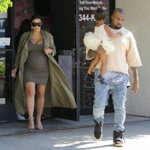 Kim Kardashian, enceinte, et son mari Kanye West vont chercher leur fille North à son cours de danse à Woodland Hills, le 7 octobre 2015.