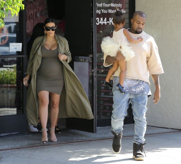 Kim Kardashian, enceinte, et son mari Kanye West vont chercher leur fille North à son cours de danse à Woodland Hills, le 7 octobre 2015.