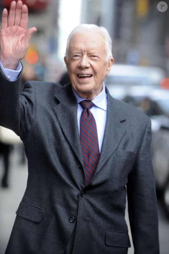 L'ancien président des Etats-Unis, Jimmy Carter, arrive dans les studios de l'émission "Late Show With David Letterman" à New York. Le 24 mars 2014