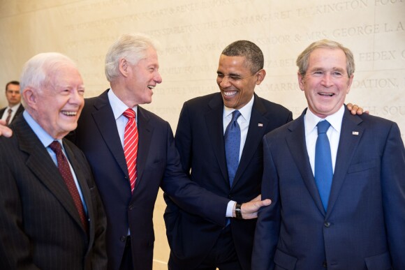Barack Obama entouré de  Jimmy Carter, Bill Clinton et George W. Bush à Dallas, le 25 avril 2013