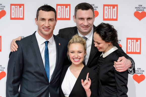 Wladimir Klitschko et sa compagne Hayden Panettiere, Vitali Klitschko et sa femme Natalia Klitschko au gala de charité "A Heart for Children" à Berlin. Le 5 décembre 2015