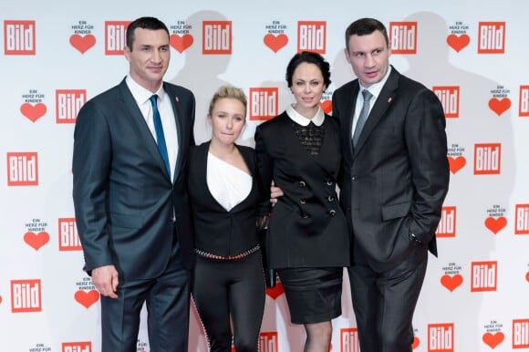 Wladimir Klitschko et  Hayden Panettiere, Vitali Klitschko et sa femme Natalia Klitschko au gala de charité "A Heart for Children" à Berlin. Le 5 décembre 2015