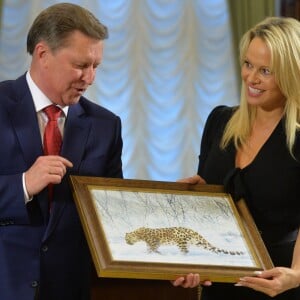 Pamela Anderson au Kremlin à Moscou le 7 décembre 2015