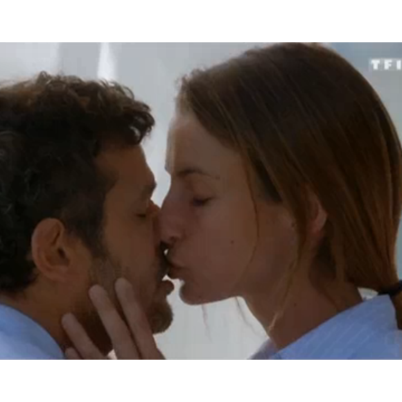 Jennifer Lauret : sa scène de nu dans Une famille formidable, le 7/12/15 sur TF1